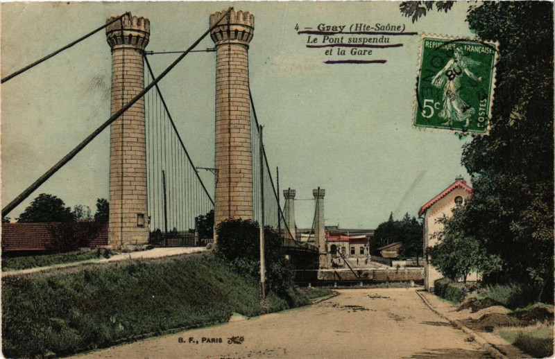 Carte postale ancienne Gray - Le Pont Suspendu et la Gare à Gray