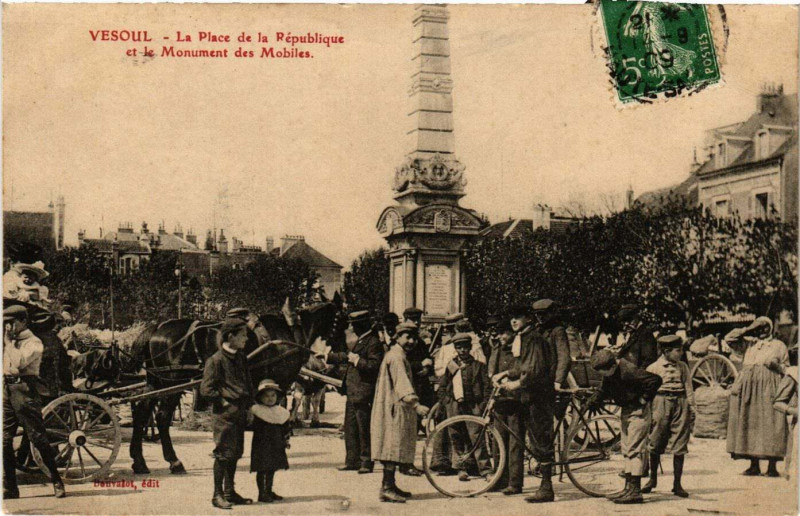 Carte postale ancienne Vesoul - La Place de la Republique et le Monument des Mobiles à Vesoul