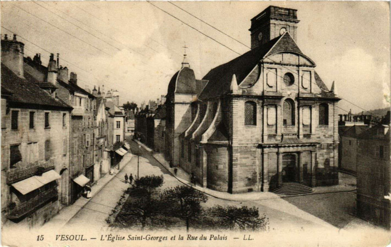 Carte postale ancienne Vesoul - Eglise Saint-Georges et la Rue du Palais à Vesoul