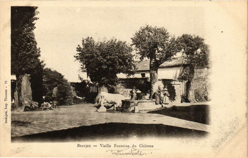Carte postale ancienne Beaujeu - Vieille Fontaine de Chateau
