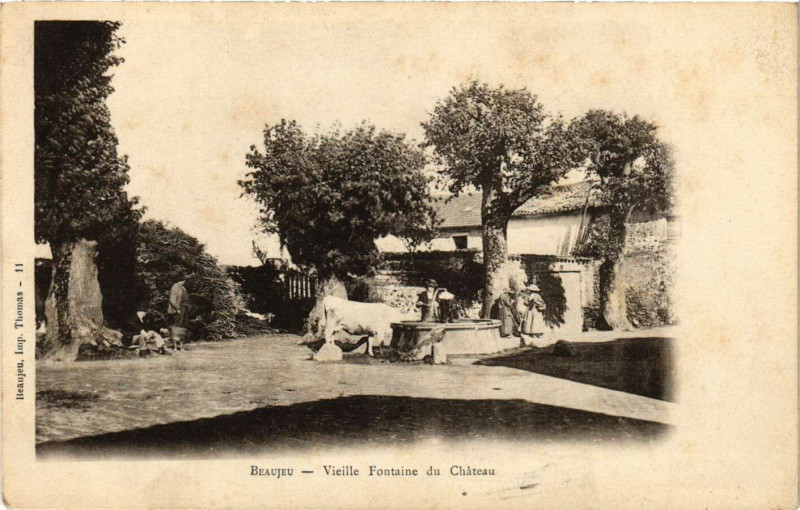 Carte postale ancienne Beaujeu - Vieille Fontaine de Chateau