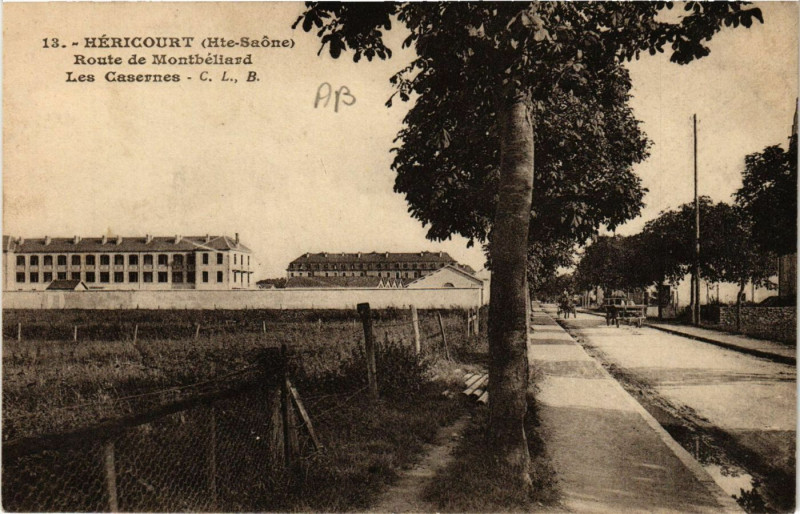 Carte postale ancienne Hericourt - Route de Montbeliard - Les Casernes à Héricourt
