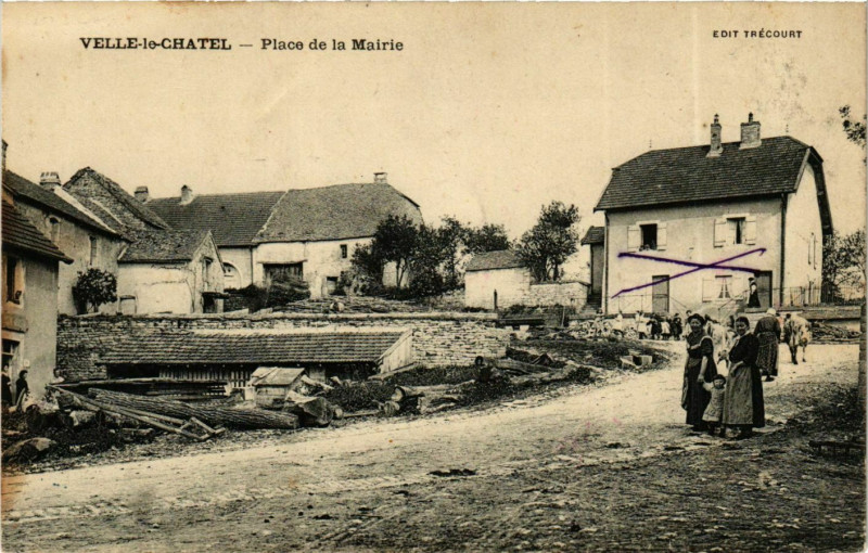 Carte postale ancienne Velle-le-Chatel Place e la Mairie à Velle-le-Châtel