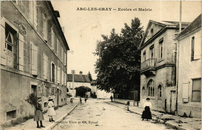 Carte postale ancienne Arc-les-Gray Ecole et Mairie à Arc-lès-Gray