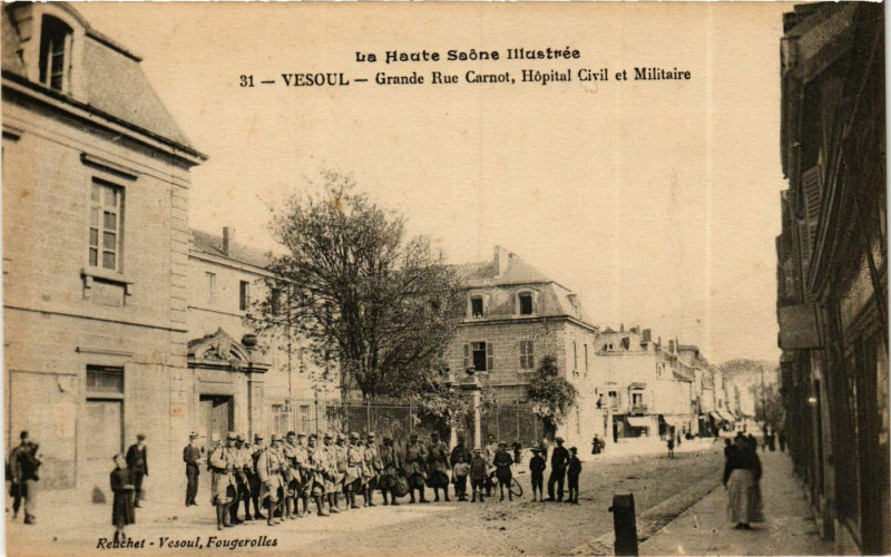 Carte postale ancienne Vesoul Grande Rue Carnot Hopital Civil et Militaire à Vesoul