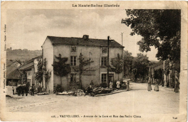Carte postale ancienne Vauvillers - Avenue de la Gare et Rue des Petits-Clous à Vauvillers