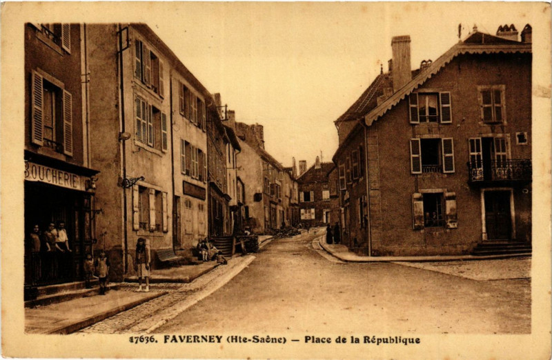 Carte postale ancienne Faverney - Place de la Republique à Faverney
