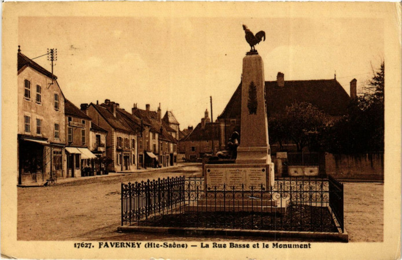 Carte postale ancienne Faverney - La Rue Basse et le Monument à Faverney