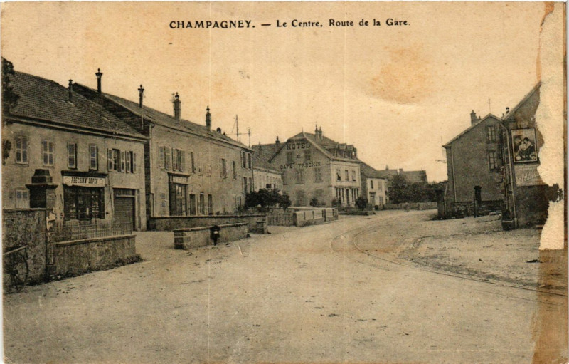Carte postale ancienne Champagney - Le Centre. Route de la Gare à Champagney