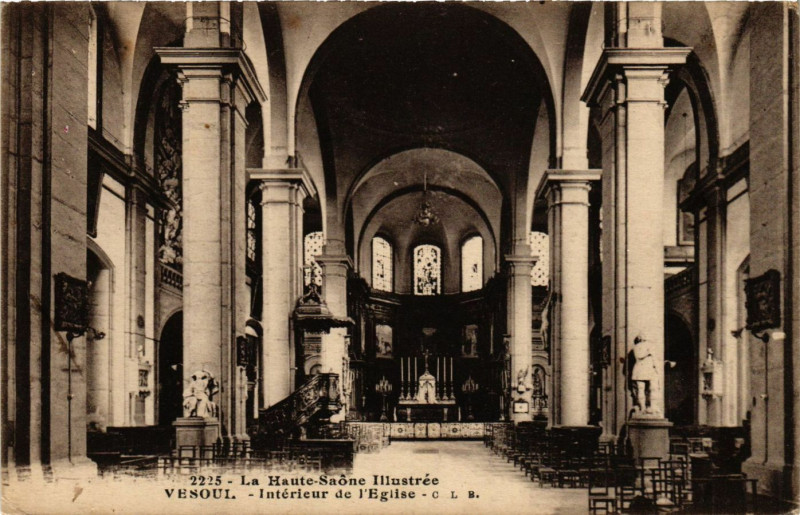 Carte postale ancienne Vesoul - Interieur de l'Eglise à Vesoul