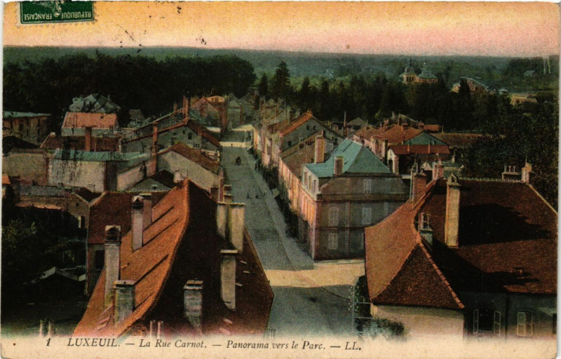 Carte postale ancienne Luxeuil - La Rue Carnot - Panorama vers le Parc