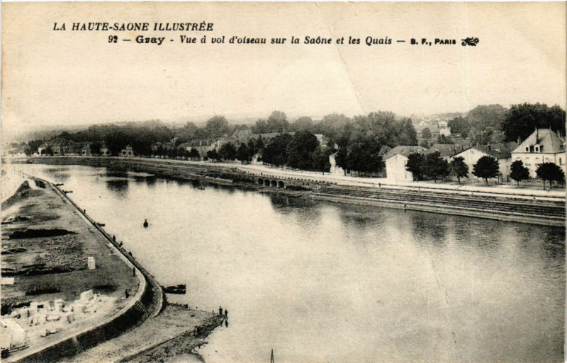 Carte postale ancienne Gray - Vue a vol d'oisseau sur la Sone et les Quais à Gray