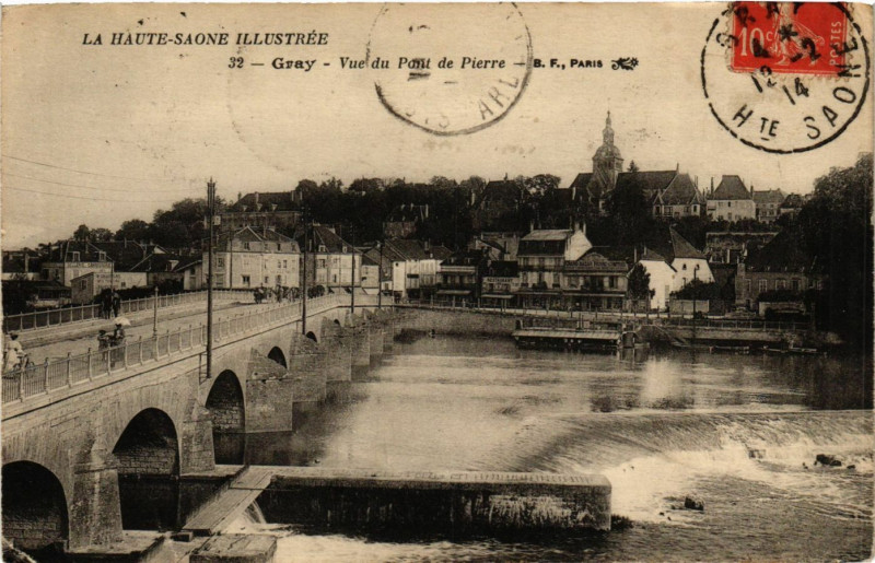 Carte postale ancienne Gray - Vue du Pont de Pierre à Gray