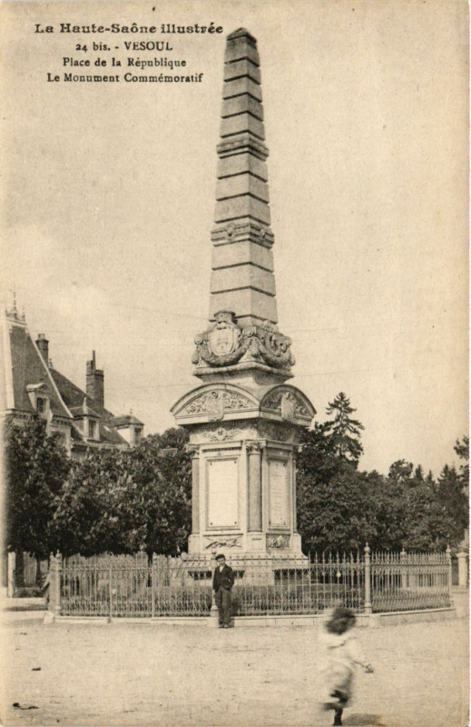 Carte postale ancienne Vesoul - Place de la Republique à Vesoul