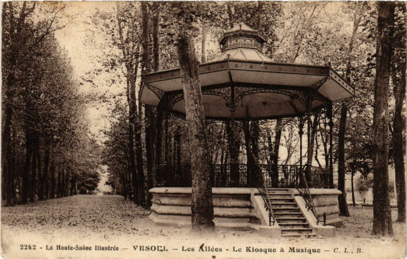 Carte postale ancienne La Haute-Saone -Versoul - Les Allées - Le Kiosque a Musique