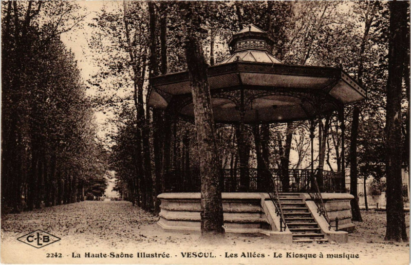 Carte postale ancienne La Haute-Saone Illustrée-Versoul Les Allées Le Kiosque a musique