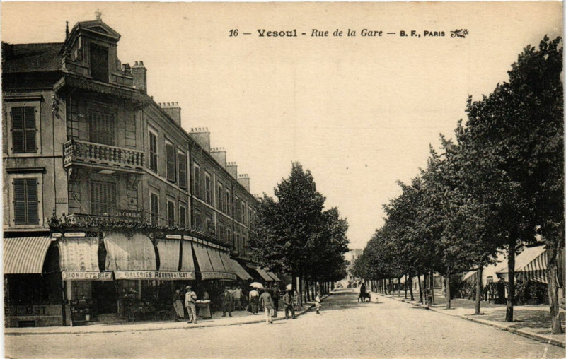 Carte postale ancienne Vesoul - Rue de la Gare à Vesoul