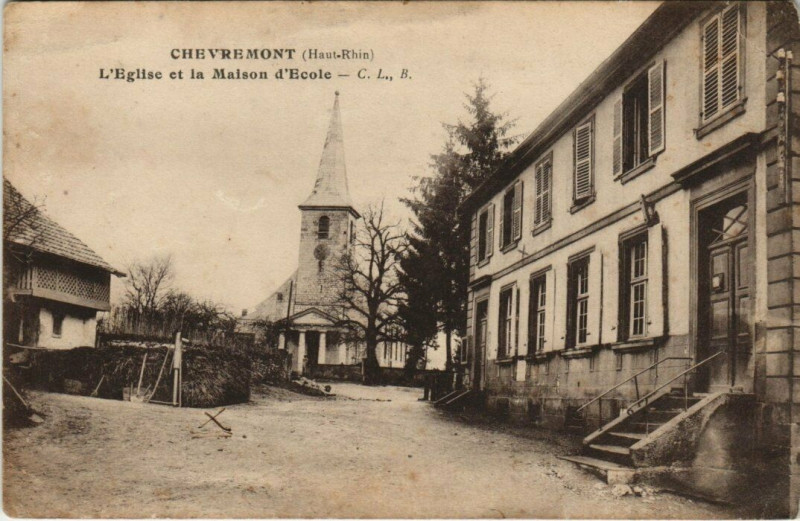 Carte postale ancienne Chevremont - L'Eglise et la Maison d'Ecole à Chèvremont