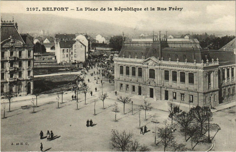 Carte postale ancienne Belfort - La Place de la Republique et la Rue Frery à Belfort