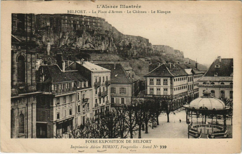 Carte postale ancienne Belfort - La Place d'Armes - Le Chateau à Belfort