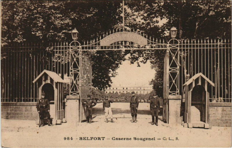 Carte postale ancienne Belfort - Caserne Bougenel à Belfort
