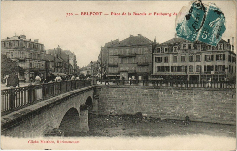 Carte postale ancienne Belfort - Place de la Bascule et Faubourg à Belfort