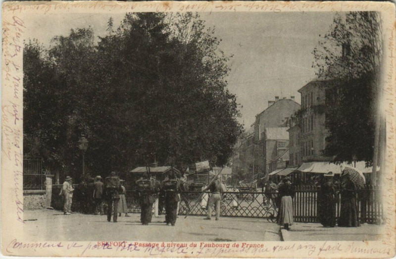 Carte postale ancienne Belfort - Passage a niveau du Faubourg de France à Belfort