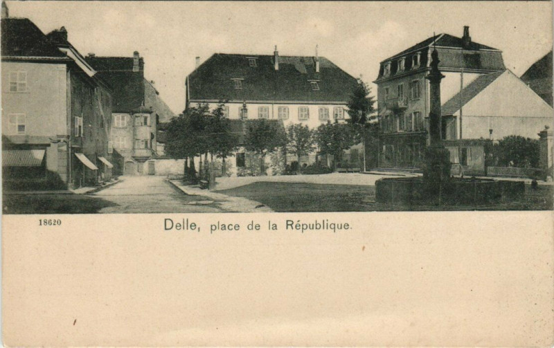 Carte postale ancienne Delle - Place de la Republique à Delle