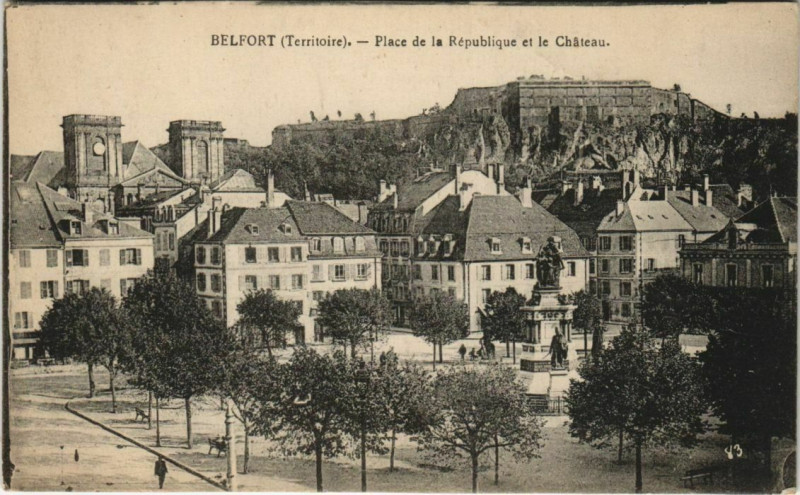 Carte postale ancienne Belfort Place de la Republique à Belfort