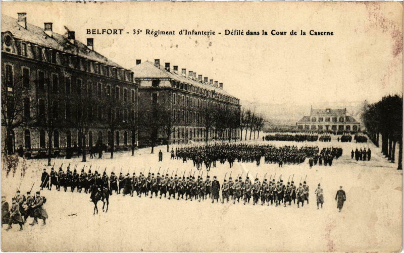 Carte postale ancienne Militaire - Belfort - 35e Regiment d'Infanterie - Defile dans à Belfort