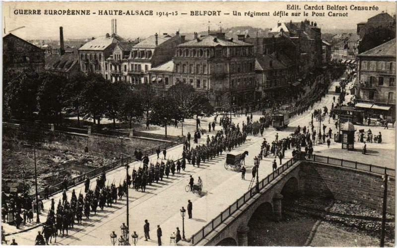 Carte postale ancienne Militaire - Belfort - Un regiment defile sur le Pont Carnot à Belfort