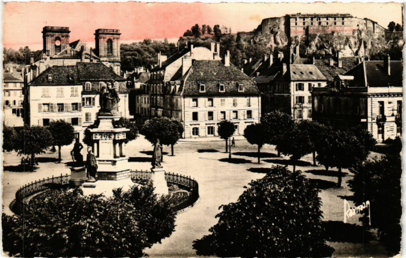 Carte postale ancienne Belfort (T. de B.) - Place de la République - La Cathédrale ... à Belfort