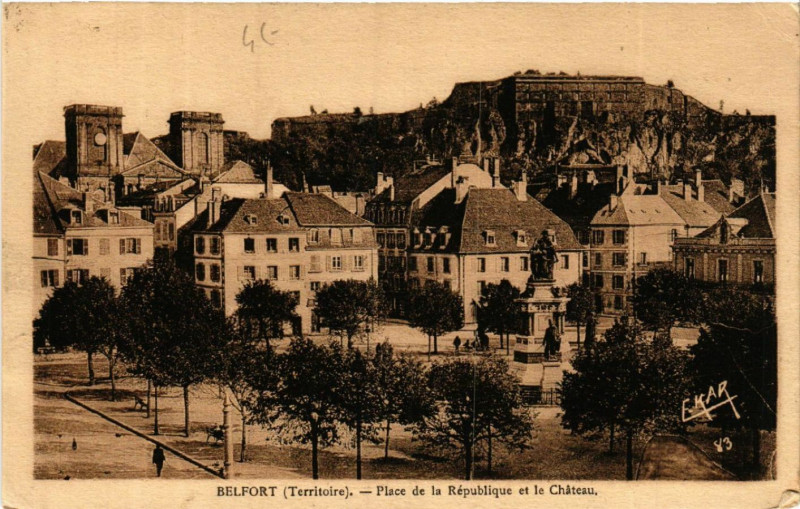 Carte postale ancienne Belfort (Territoire) - Place de la République et le Cháteau à Belfort