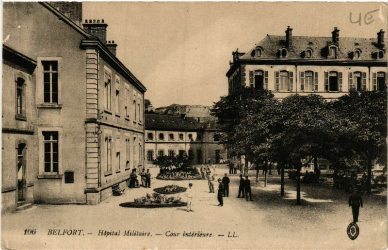 Carte postale ancienne Belfort - Hopital Militaire - Cour intérieure à Belfort