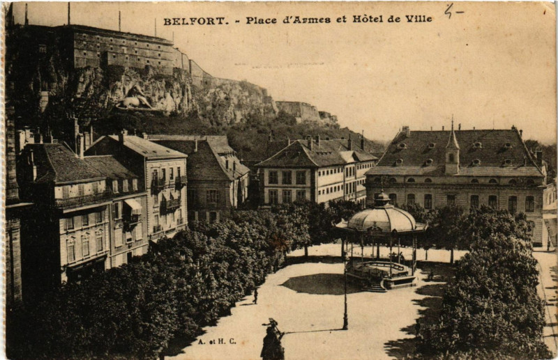 Carte postale ancienne Belfort - Place d'Armes et Hotel de Ville à Belfort