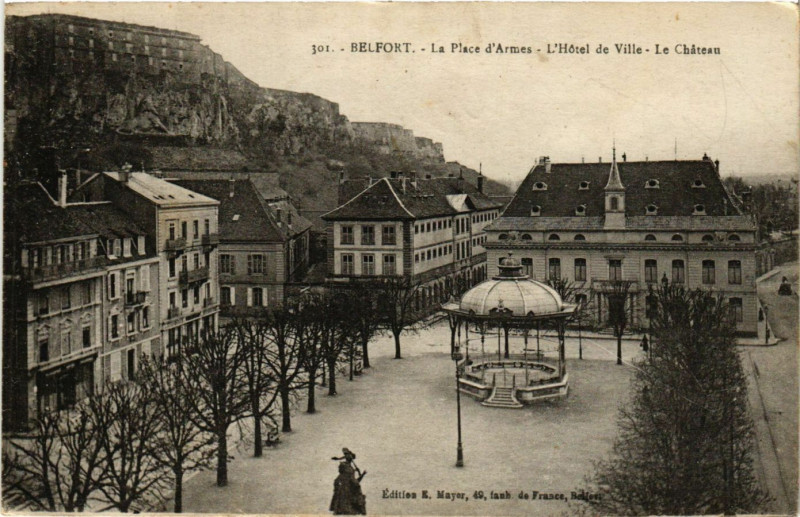 Carte postale ancienne Belfort - La Place d'Armes - L'Hotel de Ville - Le Chateau à Belfort