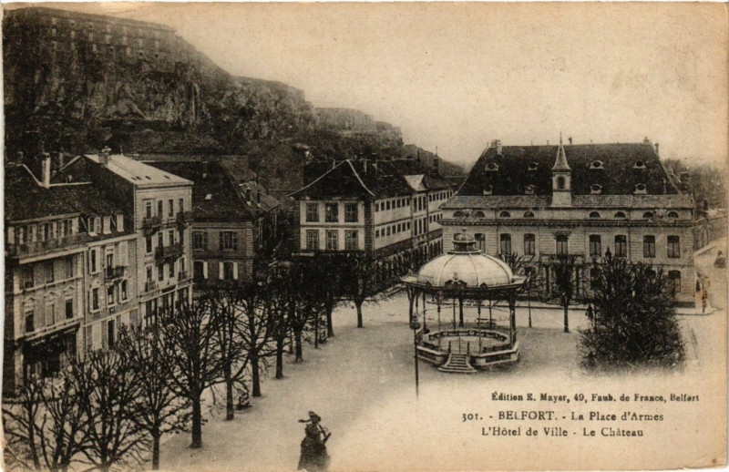 Carte postale ancienne Belfort - La Place d'Armes - L'Hotel de Ville - Le Chateau à Belfort