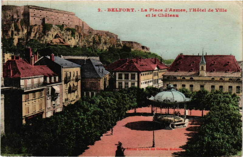 Carte postale ancienne Belfort - La Place d'Armes l'Hotel de Ville et le Chateau à Belfort