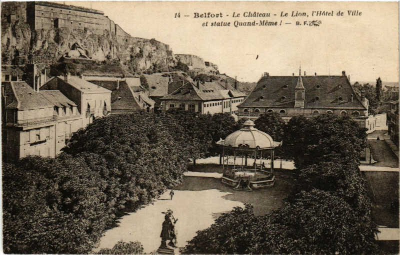 Carte postale ancienne Belfort Le Chateau - Le Lion l'Hotel de Ville et statue Quand-Meme à Belfort