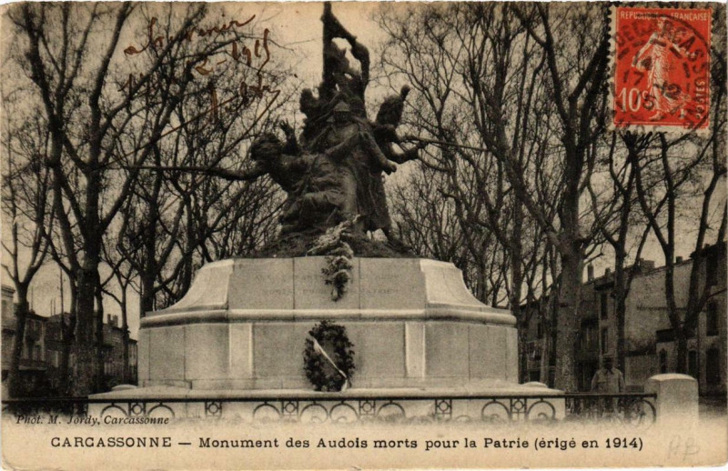 Carte postale ancienne Carcassonne Monument des Audois morts pour la Patrie à Carcassonne