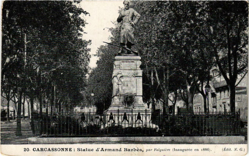 Carte postale ancienne Carcassonne Statue d'Armand Barbes à Carcassonne