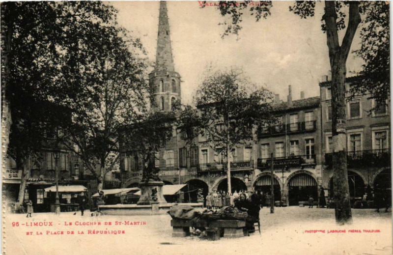 Carte postale ancienne Limoux Le Clocher de Saint-Martin et la Place de la Republique à Limoux
