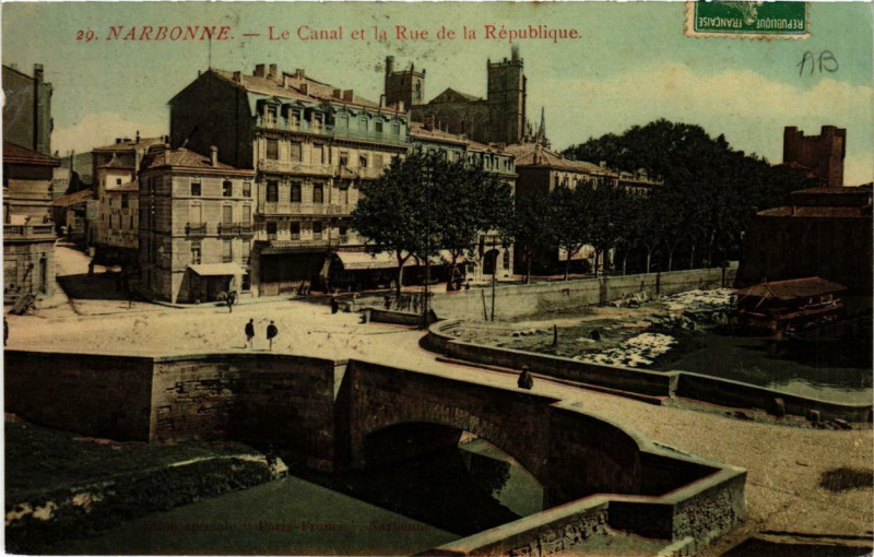 Carte postale ancienne Narbonne Le Canal et la Rue de la Republique à Narbonne