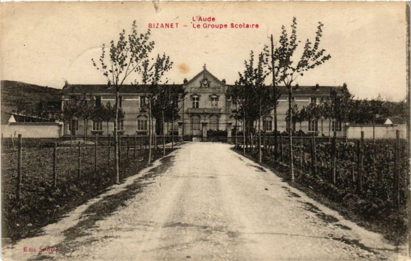 Carte postale ancienne L'Aude Bizanet Le Groupe Scolaire à Bizanet