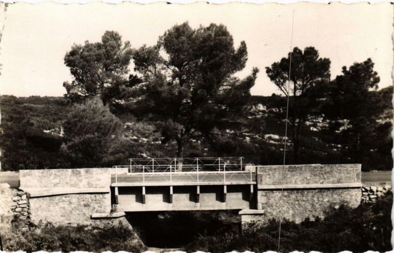 Carte postale ancienne Fleury-d'Aude Le Pont de la Combe Levriere a mi-chemin entre à Fleury