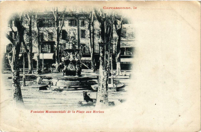 Carte postale ancienne Carcassonne Fontaine Monumentale de la Place aux Herbes à Carcassonne