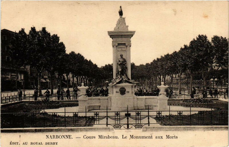 Carte postale ancienne Narbonne Cours Mirabeau. Le Monument aux Morts à Narbonne