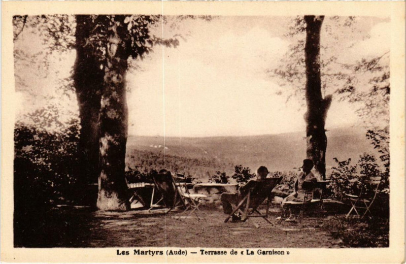 Carte postale ancienne Les Martyrs Terrasse de La Garnison