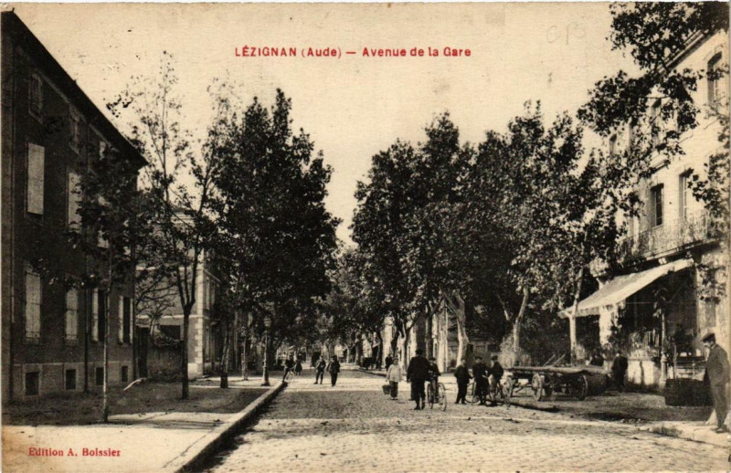 Carte postale ancienne Lezignan Avenue de la Gare