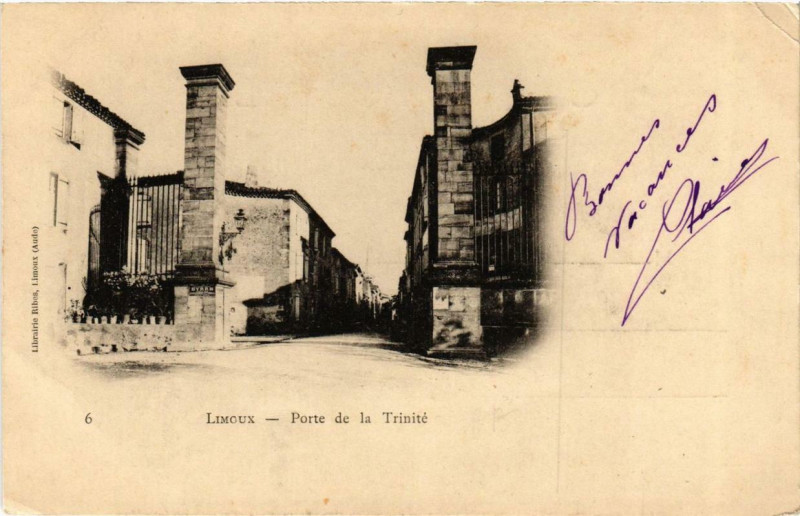 Carte postale ancienne Limoux Porte de la Trinite à Limoux